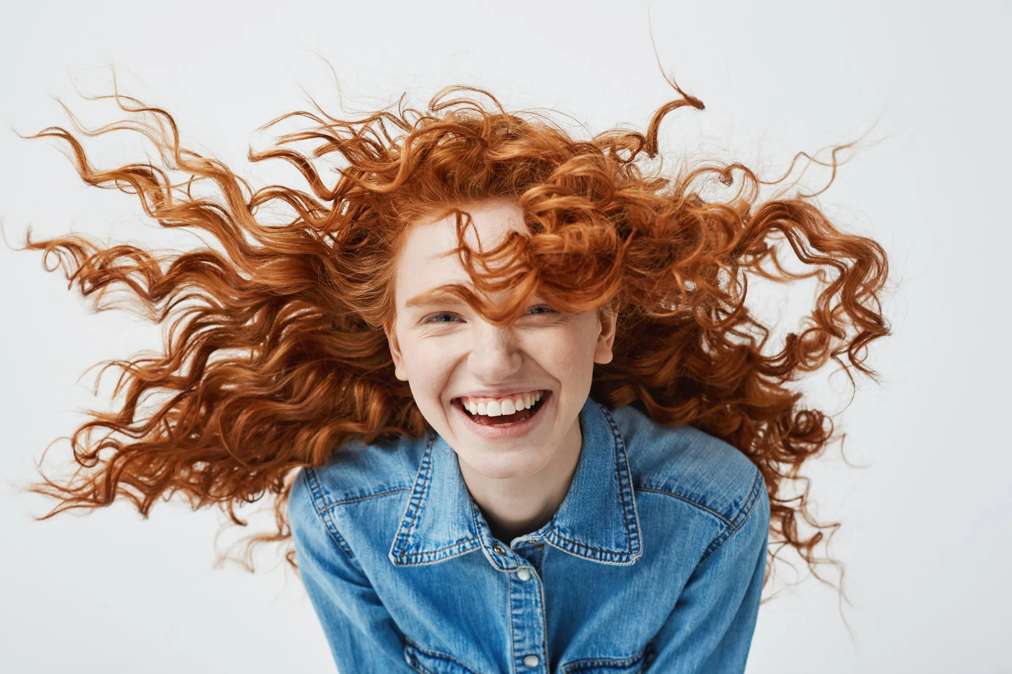 rothaarige-frau-mit-locken-mobiler-friseur-dresden-umgebung-webp